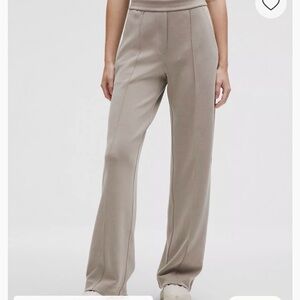 Softstreme Pintuck Mid-Rise Pant
Regular
Warm Ash